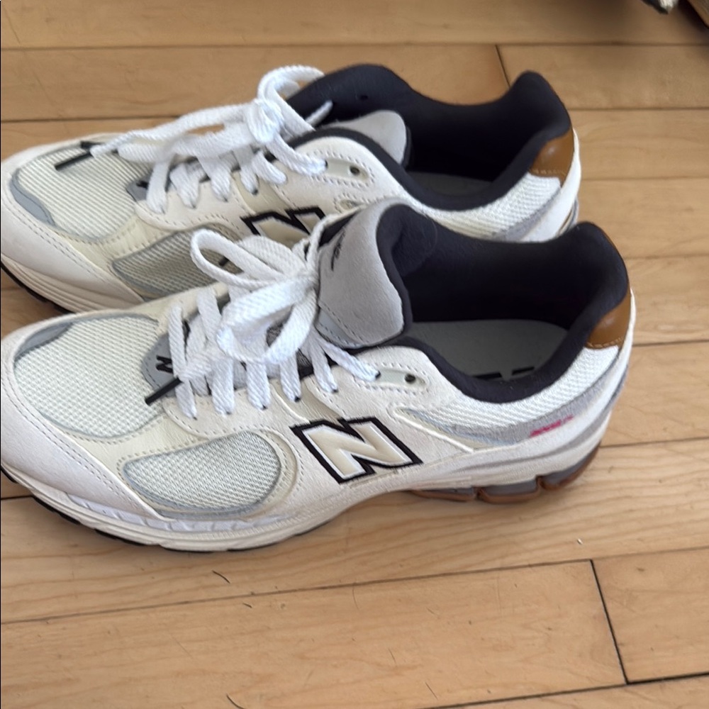 NEW New Balance 2002R Cream and Navy Athletic Shoes